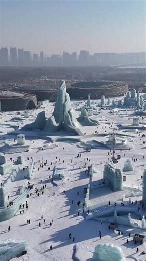 🔴 Harbin Ice-Snow World, el parque temático más grande de su tipo en el mundo y que se encuentra en China, cerró el sábado debido a que el aumento de la temperatura provocó el derretimiento de sus paisajes de hielo y nieve. El centro es una de las principales atracciones del gigante asiático durante la época invernal. | Meganoticias
