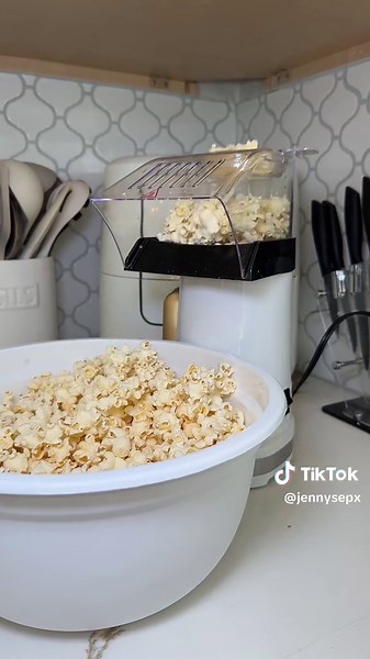 Easy-to-Use Popcorn Machine with Butter Melting Feature