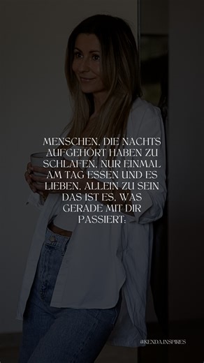 Brikenda Berisha | Online Business Mentorin für Frauen on Instagram: "Das sehe ich öfter, als du denkst. Und schon lange habe ich es auch in mir selbst gesehen. Manche Menschen hören auf, richtig zu schlafen. Nicht weil sie abgelenkt sind, sondern weil ihr System nie wirklich abschaltet. Manche fangen an, nur einmal am Tag zu essen. Nicht aus Disziplin, sondern weil Hungersignale leiser werden, wenn der Körper überfordert ist. Manche ziehen sich zurück und sind lieber allein. Nicht weil sie tief