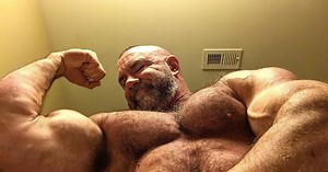 Huge American musclebear Thom Austin