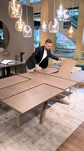 ARIZONA - Extendable table Table with a mechanism based on the geometric sliding of the tops that allows it to extend from 100×200 cm in the closed version to an extension of 138×254 cm when opened. In the “Small” version, the top measures 90×170 cm when closed and 118×224 cm when opened. Crossed base, tops and extensions in wood, adjustable height feet. Discover more: https://ozzio.com/en/collection/all-products/extendable-tables/arizona/ Tavolo con meccanismo basato sullo scorrimento geometric