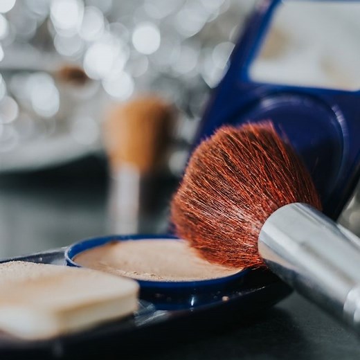 Loose vs Pressed Powder: Differences Between Loose & Pressed Powder