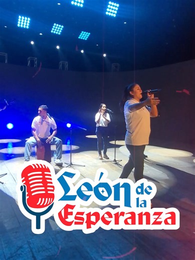 #LeónDeLaEsperanza | 🎥✨ ¡Cada detalle cuenta! Luces, sonido, cámaras y puesta en escena se afinan durante los ensayos de la gran gala. Nuestro equipo de producción trabaja en cada detalle técnico para que esta noche vivamos un espectáculo inolvidable. 📸 Así se prepara, detrás de cámaras, una gala llena de música, talento y emoción. 📺📻💻 Hoy, desde las 7:00 p. m., por #TVPerú y nuestras plataformas digitales. #LeónDeLaEsperanza #PapaLeónXIV #IRTP