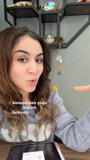 Mrs Emma | İngilizce & İspanyolca öğretmeni | Lüleburgaz on Instagram: "İngilizce konuşurken çeviri yapıyorsan, akıcılık kaçıyor. Sorun kelime değil, alışkanlık. Günde 10–15 dakikalık doğru pratik fark yaratır. 🤍 Denemek isteyenler için link profilimde. #işbirliği Ben Emma, İngilizce ve İspanyolca öğretmeni, etkinlik, ikidilli/üçdilli çocuk yetiştirme ipuçları için sayfamı @emma.theteacher takip etmeyi unutmayın ✨ #ÇiftDilliçocuk #DilGelişimi #İngilizceÖğrenme #ingilizce"