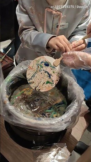 Making traditional fans with drift lacquer technique.