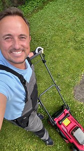 Livet med have er ikke uden udfordringer🙈 Jeg troede smækbukserne ville hjælpe på de grønne fingre, men der er et stykke vej endnu😂 Hvad er jeres bedste have tips #have #grønnefingre #garden #rækkehus #handyman | Thomas Evers Poulsen