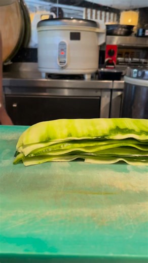 ทักษะในการจับมีด หั่นแตงกวาแบบถูกต้อง และหั่นได้รวดเร็ว🔪 Skills in holding a knife, slicing cucumbers correctly, and slicing quickly 🔪 #skills #reelsvideoシ #basic #chef Wudthichai sushi chef | Wudthichai sushi chef