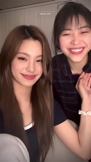 Comparing Hands: ITZY's Yeji and Ryujin