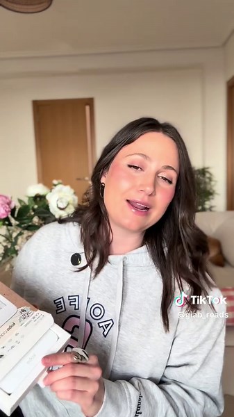 Publi (colab) Abre conmigo el Kobo Clara Colour 🩵 sabéis que adoro leer en libro electrónico. Deseando deciros qué tal la experiencia. Gracias a @Rakuten Kobo 📚 por este regalazo tan aristocrático 💍 #booktok #booktokespañol #kobo