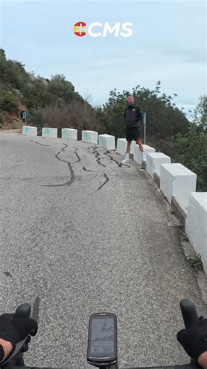 ¿Quiénes hubiesen hecho lo mismo? 😁 ¿Tratar de seguir la rueda? o no? 👉 Cuando te topas en el camino al @teamvisma_leaseabike_women 🐝 🚴‍♀️haciendo pruebas de lactato subiendo el Port de Vall d’Ebo ⛰️ y tratas de seguir la rueda 😵‍💫😅 #CMSSportswear 🇪🇸 | CMS Sportswear