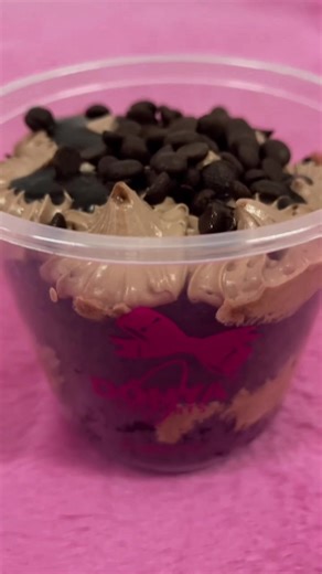 DÓNYA CHOCOLATEY CAKE IN A CUP 🍫 ✔️LESS SUGAR ✔️NO ADDED PRESERVATIVES ✔️REAL CHOCOLATE RESERVE YOURS NOW‼️ READY TO DELIVER 🛵 JUST MESSAGE US TO ORDER💌 #DónyaDesserts #Dónyalicious #NotYourOrdinaryDessert