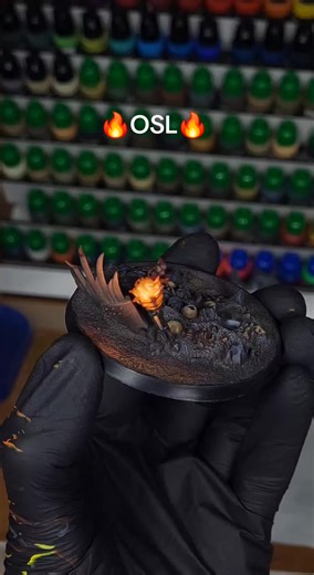 Another step forward with Abaddon the Despoiler ⚔️🔥 This time I finished the base. The hardest part was painting the torch and the light coming from it (OSL). Right next to the flame there is a metal wing fragment – on the side facing the torch I painted a strong glow effect, and on the opposite side I went with classic NMM gold to keep the contrast clear. I’m still thinking about adding some subtle torch light on the other side as well, but I’ll make the final decision once Abaddon is attached