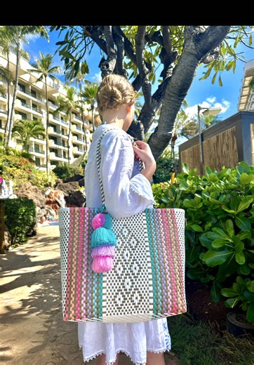 We’re so excited for this drop and can’t get enough of these new color combos ☀️🍋 Made for your next sunny destination 💖 Model: @Melek Shop now at squeezedecitron.com ✨