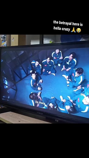 I really thought the front man switch sides but nah, sorry if I keep zooming on Jin Wook. he's js too hawt to ignore 🙏🙏 #fyp #fypシ゚ #squidgame2