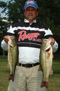 Kenyon leads Stren Series event on Red River - Major League Fishing