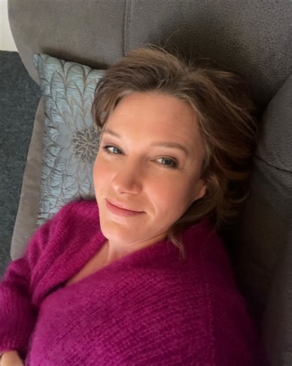 Eva-Maria Grein von Friedl on Instagram: "Little Garderoben-nap 😴, während ich auf die Dunkelheit / den Nachtdreh warte. Seid ihr heute auch so müde? Ach ja, heute ist der neue Song meines Kollegen @altenkopf rausgekommen. Reinhören lohnt sich! Kuscheligen Schmuddelnachmittag allerseits ☕️, hoffe ihr habt’s gemütlich. #drehpause #schmuddelwetter #herbstblues #schläfchen"