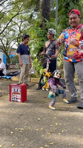 Wow! The twin string puppets are dancing together, so cute!” 🎉🪆