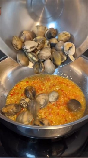 983K views · 9.8K reactions | « Les vrais spaghetti aux palourdes, comme en Italie ✨ » #TontonGiovanni #CuisineItalienne #SpaghettiAuxPalourdes #RecetteItalienne #PâtesFraîches #SaveursDItalie #FaitMaison #GastronomieItalienne #ItalieAuthentique #ChefItalien #PastaLover #TraditionItalienne #BonAppétit | Spaccanapoli Grenoble | Facebook