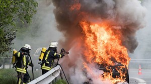 Wann fängt ein Auto an zu brennen? Ein ADAC-Experte klärt auf
