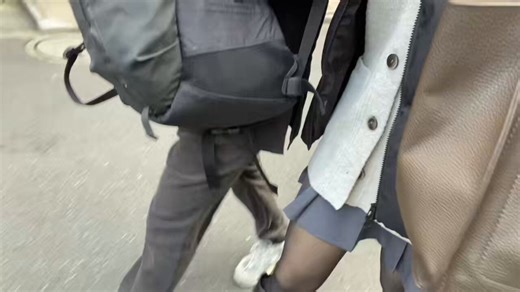 お外で潮吹いちゃう女子は嫌ですか？遠隔バイブを挿入れてデートしたんだけど、我慢できなくてその場で水溜りできるぐらいおもらししちゃって恥ずかしい(〃▽〃)ホテルでもおもちゃで吹いちゃったし、ムラムラ止まらなくておち○ち○挿入れてもらってバックでハメ潮してた
