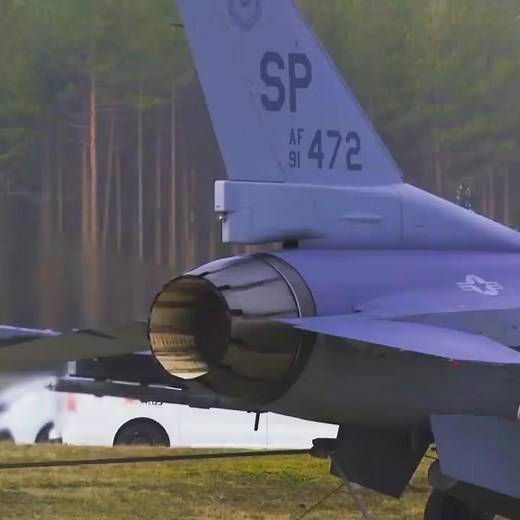 F-16 Fighting Falcon engine test utilizing an Expedient Trim Pad Anchoring System and a Mobile Aircraft Arresting System. 🎥: Tech Sgt. Warren Spearman #engine #f16fightingfalcon #f16 | AviationPilot