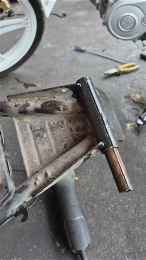 How to remove a stuck center stand