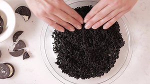 Chocolate peanut butter mousse pie is probably one of the best chocolatey and creamy desserts that you'll ever have! Make this delicious dessert with KitchenAid 9-Speed Hand Mixer which is a powerful little device in gloriously glossy colors. Shop Now : https://bit.ly/37MN36E #MakeEverydayExtraordinary #KitchenAidMalaysia | KitchenAid Malaysia | Facebook