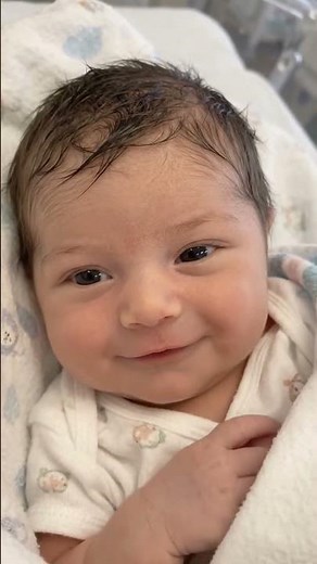 👶 Ojitos pequeños, una dulce sonrisa y toda una vida por comenzar. 💕✨