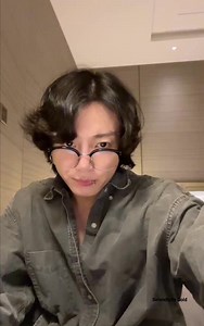 Jamas voy a superar a este sexy Jungkook con su cabello largo, esa camisa de botones sueltos, felicitando a jimin por su cumpleaños. 🫦🔥❤️‍🩹 #jungkook #BTSJUNGKOOK | Serendipity Gold