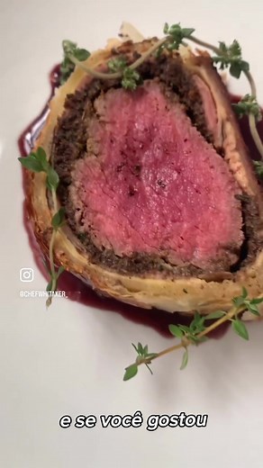 Beef Wellington! Um classico perdeito para o dia das mães!! #beefwellington #beef #steak #carne #carneasada #chefwhitaker Ingredientes 600g file limpo 300g Cogumelos Paris 1 Cebola 4 Dente de Alho 2 Colheres de Sopa de Mostarda 200g Presunto Cru Massa Folhada Gema de ovo Azeite 1 xícara cha de leite/1 xícara cha de farinha de trigo/pitada de sal Sal e pimenta a gosto 1. Temperar o filé com sal e pimenta e em uma panela bem quente e sele. Retire, pincele mostarda e enrole no filme plástico para m