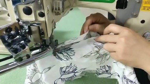 四针六线拼缝机操作车缝