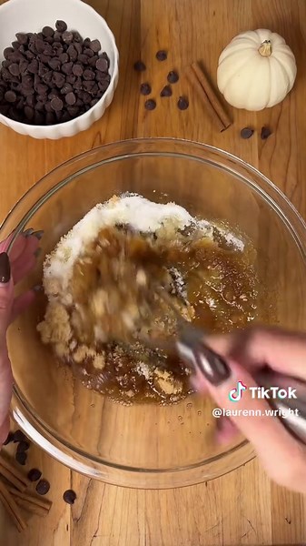 the best fall cookies 🤎🎃🍂 Ingredients 🧈🥚 -10 tbsp butter -1/2 cup brown sugar -1/2 cup granulated sugar -1 1/2 cups flour -1/2 tsp baking soda -1/4 tsp salt -2 tsp cinnamon -1 1/2 tsp pumpkin pie spice -1 egg yolk -1 tsp vanilla -1/3 cup pumpkin puree -1 cup chocolate chips Instructions 📝 1. Brown your butter. Place butter in saucepan over medium heat. Stir & cook butter until you start to see brown specks at the bottom of the pan. Remove from heat & pour into a medium bowl. 2. Add both su