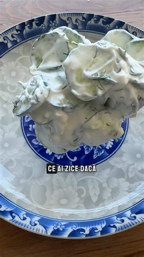 🔎 Salată de castraveți cu iaurt grecesc și feta – rețetă rapidă, mai bună decât Tzatziki! Perfectă pentru zilele calde, această salată cremoasă, aromată cu mărar și usturoi, se face în doar 5 minute și merge de minune lângă orice preparat de vară! 🥒 Ce ai zice dacă ți-aș spune că există o variantă și mai cremoasă, mai aromată și super rapidă? 🥒 Ingrediente: 🥒 1 castravete Fabio mic (sau 2-3 cornișon) 🥒 200g iaurt grecesc cremos 🥒 Mărar tocat mărunt 🥒 1-2 căței de usturoi după gust 🥒 Ulei