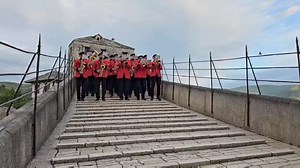Hrvatska glazba Mostar na Starom mostu prilikom tradicionalne budnice za Praznik rada 🥳 | Hercegovina.info