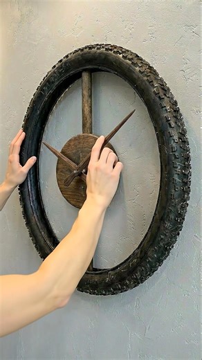 DIY LED Rustic Wall Clock from Tire #diy #upcycling #tire