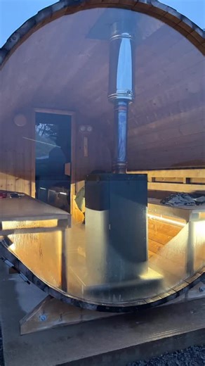 Vanja Sommerseth on Instagram: "Annonse💦 Vi fikk oss et herlig julebad i dag, 4 damer og en sel😂 Hadde det ikke vært for badesokker og badehanskene så hadde jeg aldri kommet meg uti. Se link i bio🤩 Jeg får 10% hvis du handler via linken min☺️ #isbading #iceicebaby #nordnorge #norway #bøivesterålen"