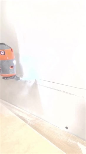 Versteckte LED-Fußleistenbeleuchtung: Der deutsche DIY-Trick, der jeden Raum ultra-modern wirken lässt Entdecke, wie ein einfaches LED-Upgrade an der Fußleiste, das in Deutschland verwendet wird, jedes Wohnzimmer für nur ein paar Dollar in einen eleganten, hochwertigen Raum verwandeln kann. Diese einfache DIY-Methode erzeugt einen nahtlosen, modernen Lichteffekt, den du über dein Handy steuern kannst. #LEDBeleuchtung #Hausverbesserung #ModernesZuhause #DIYDeutschland #Inneneinrichtung