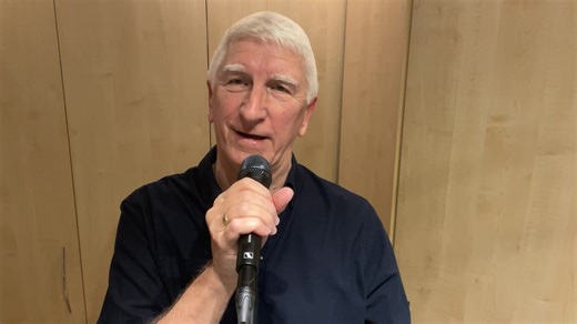 COLIN SINGS - LIVE 214 - Part 1 Friday 31 October 2025 Part 2 is on a separate video after Facebook tried to kick me off four times… SET LIST; Take me home country roads - John Denver Born free - Matt Monro Let it be - Beatles Rocky Mountain high - John Denver I believe - Bachelors My prayer for you - Alisa Turner Softly as I leave you - Matt Monro Feeling good - Michael Buble Tennessee Whiskey - Chris Stapleton What now my love - Elvis P I might as well rain until September - Carol King Blue ve