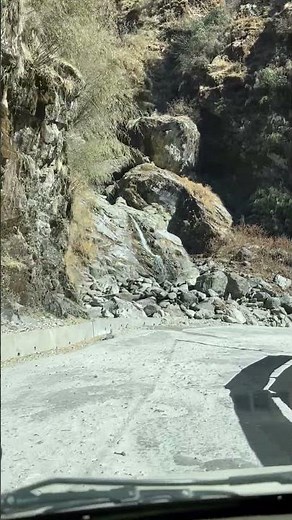 Majestic Mountain Waterfall – Nature’s Breathtaking Wonder 💦🏔️