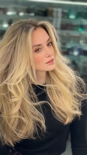 ‎طوني المندلق‎ | Blonder,Brighter and ready for the Holidays ✨🎄 VIP COLOR @tonyelmendelek Blowdry @eddyaboujaoudeh Makeup @lamafrancismua @roulariachi | Instagram