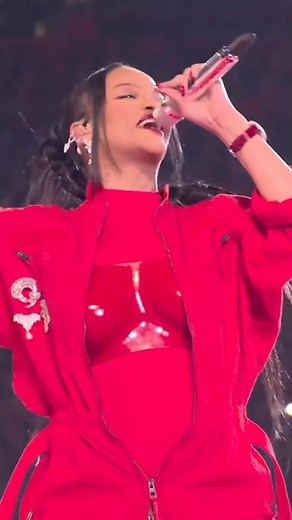 NFL | Extra bright, I want y’all to see this @badgalriri #AppleMusicHalftime | Instagram