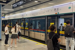 广州地铁8号线回库列车（聚龙方向）本务A8型“闪电鼠”电客车08x237～238聚龙站出站