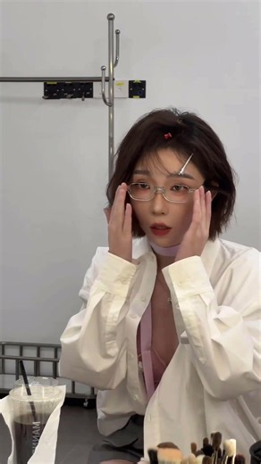 刘恋真乙工作室 | #小能的现场直击 #刘恋MrMiss 开嗓中 #姐的很权威 -Live图转视频