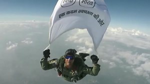 IAF’s daredevil skydivers’ unique ‘Swachh Bharat’ campaign | Gandhi Jayanti