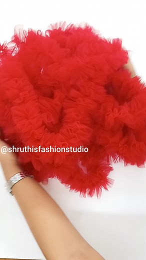 How to Make frills using normal foot🤔 . . . . . #frills #frillfrock #shruthisfashionstudio #fashiondesigner #frill #frillmaking #ballgown #fashiondesignerideas #fashionista #kidsgown #fashionworld #tirunelvelifashiondesigner #kidsfrock | Shruthi Tamil