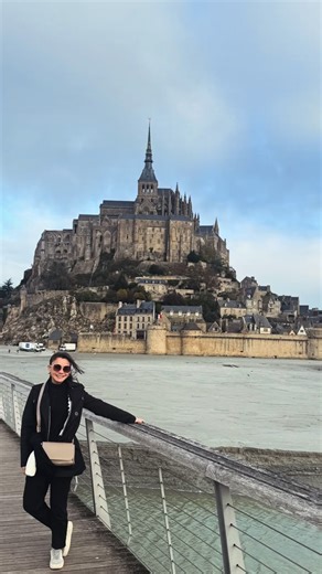 Nice Trip Tips on Instagram: "Monte Saint-Michel, Francia 🇫🇷 • Llegar al Monte Saint-Michel es como entrar en una postal. En medio de la bahía, con su abadía en lo más alto y sus callecitas medievales, parece un lugar donde el tiempo quedó atrapado entre la marea y la piedra. Lo más común es ir desde París. En auto es muy fácil: manejas hasta el parking oficial (todo está bien señalizado) y desde ahí caminas o tomas un shuttle gratuito que cruza la pasarela hasta la isla. Para hospedarte, te r