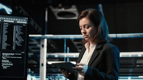 clip-4005398121-data-center-programmer-coding-on-tablet-scanning