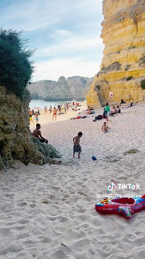 Top 10 das melhores praias do Mundo, muitas delas são no Algarve, em Portugal e esta é uma delas. Esta praia é rodeada por falésias e a descida até a praia é acompanhada de paisagens incríveis. O mar é sereno. A agua é quente e é um verdadeiro paraíso. 📍 Guarda este video para a tua próxima viagem ao Algarve 🏖️ #algarvetourism #travelagency #portugal #portugallovers #algarvelover #algarve #algarvebeaches #bestbeachintheworld #tripadvisor #portugaltrip #praiadamarinha #lagoaalgarve