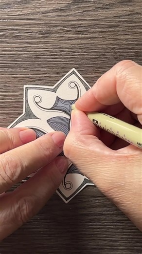 Today’s stress-relief practice. ✨ Tangled Hanamar by @shie_naritomi for the first time. Kept it simple and added many, many aura lines - that’s the most therapeutic part. 🥰 • #pattern #zenart #zentangle #lineart #arttherapy #zentangleart #doodle #zendoodle #graphicart #penart #tangle #zia #zentangles #zen #pendrawing #drawings #mandala #mandalaart #tatooart #ornamental #patternlove | Zen Linea