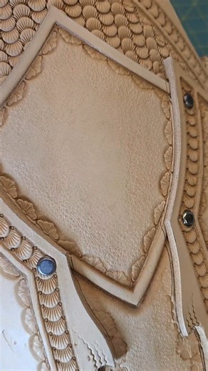 ⚓ Where sea meets fantasy 🌊 These bracelets are not just accessories: they are armor pieces, part of a larger set designed for a fantasy, pirate-inspired outfit. The shell pattern, linked together in this composition, recalls the movement of the sea and creates a wave-like effect, evoking tides, salt air, and distant adventures. Even though the colors aren’t visible yet, this is where the most delicate part comes in: the leather preparation, the precision of the parallel lines, all evenly space